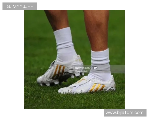 足球球星穿鞋大揭秘 揭示他们背后选择的专业装备与品牌偏好